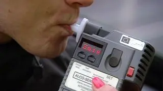 Był tak pijany, że zasnął za kierownicą na środku drogi