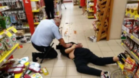 Awantura w supermarkecie. Z nożem rzucił się na strażnika miejskiego