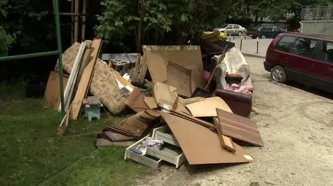 Rok po rewolucji śmieciowej: brak segregacji, 
8 mln zł długu i problem z tapczanami