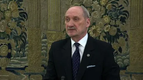 Macierewicz uważa, że tupolew rozpadł się w powietrzu 