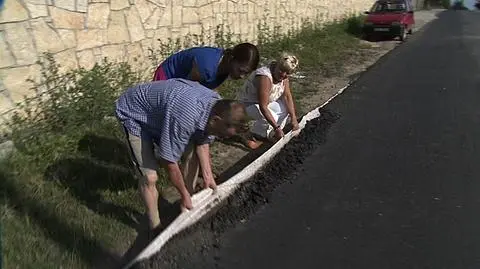 "Asfalt można zwyczajnie podnieść i wygarnąć dłonią piasek spod tkaniny"