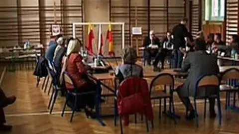 Nie chcą pracować ze skazanym radnym, więc obradują w szkole