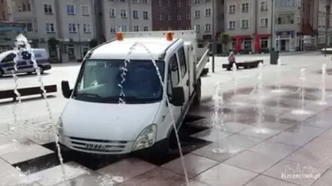 Szczecinek: Auto wjechało do fontanny