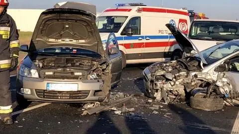 Kościelna Wieś, Kuchary: Zderzenie trzech samochodów. Zablokowana droga krajowa numer 12