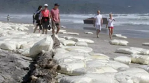 Przełamana "Rena" gubi towar. Mleko w proszku na plaży