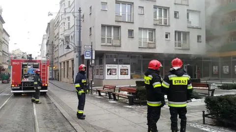 Kilka zastępów walczyło z zadymieniem w budynku przy ul. Szewskiej