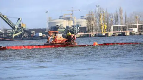 Holownik zatonął w Szczecinie. Wyciek paliwa