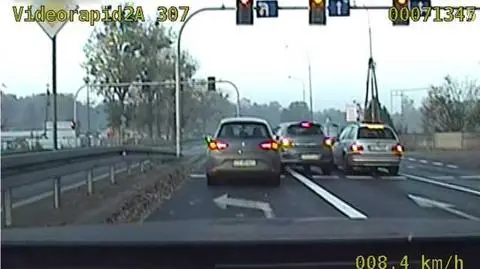 Między samochodami i na czerwonym. 
Student spieszył się na uczelnię