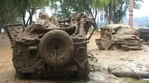 Błoto zabiło 
 34 osoby