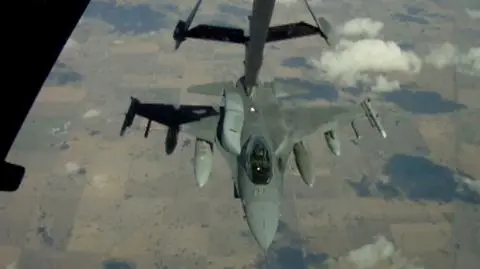 Polskie F16 zrzucają bomby na Alasce