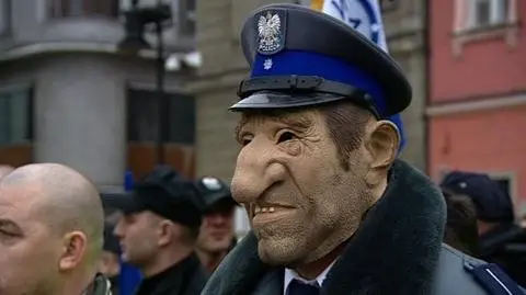 Mundurowi w deszczu o spinacze i emerytury