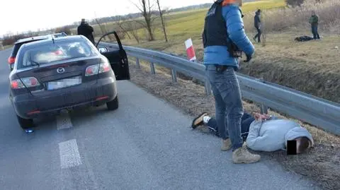 Pościg za mazdą, potem ucieczka w pole. Mężczyźni wieźli narkotyki