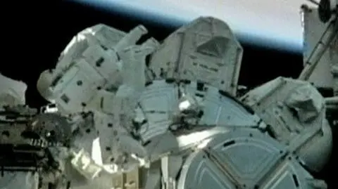Kosmiczny spacer astronautów z Discovery
