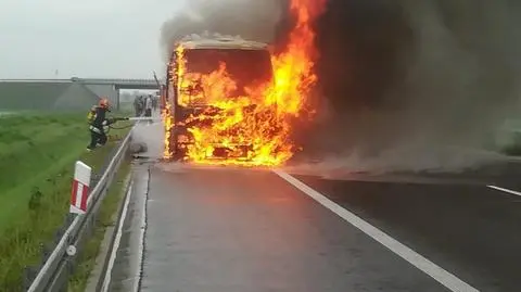 Na autostradzie spłonął autokar. Ewakuowano 47 osób