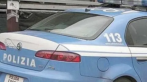 Dzieci za kierownicą na zatłoczonej ulicy