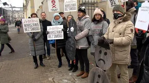 "Warsaw without smog" read the signs held by activists protesting in front of the city hall