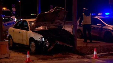 Uderzył w volkswagena, ściął dwa znaki i zatrzymał się na latarni