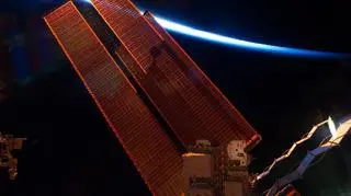 25.05| Astronauci z promu Endeavour wyszli w środę po raz trzeci na kosmiczny spacer. To przedostatnie z czterech planowanych wyjść w przestrzeń kosmiczną. Astronauci mają zainstalować specjalny spektrometr magnetyczny, który ma dostarczyć na ziemię informacje na temat początków wszechświata. (APTN)