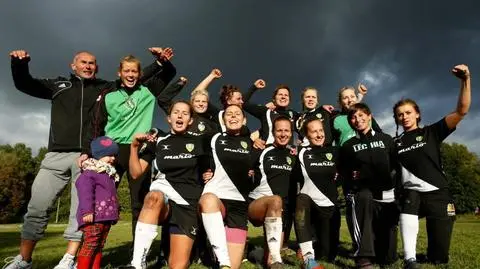 "Gramy w rugby. Jesteśmy wojowniczkami".
Niezwyciężone na boisku, pokonane przez zarząd?