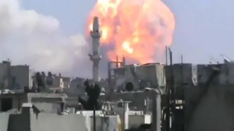 Ogromna kula ognia nad Homs. 
40 zabitych, 120 rannych 