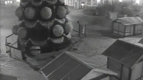 Choinka w rynku pod nadzorem kamer: Zdejmują bombki, imprezują w środku