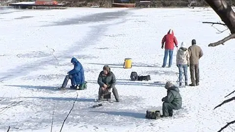 Wchodzą na lód mimo ostrzeżeń. "Lubią ryzyko"