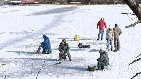 Wchodzą na lód mimo ostrzeżeń