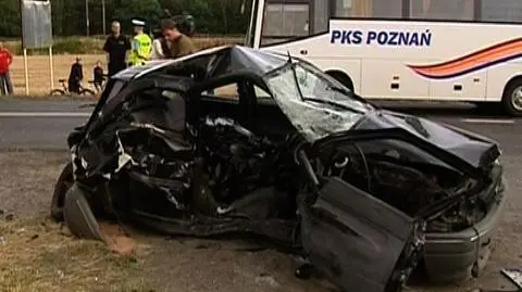 Autobus staranował osobowego forda
