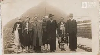 Bronowianie przed kopcem Piłsudskiego