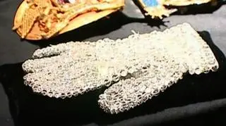 Już w kwietniu ruszy kontrowersyjna aukcja przedmiotów należących do Michela Jacksona. Sam król popu twierdzi, że został z nich okradziony. Na razie część kolekcji można obejrzeć w nowojorskiej restauracji Hard Rock Cafe. (APTN)