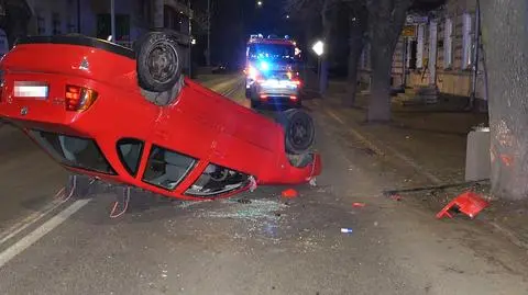 Dachowanie samochodu w Łukowie. Osiemnastolatek zasnął za kierownicą
