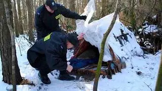 Policjanci sprawdzają miesjca, w któych mogą przebywać bezdomni 