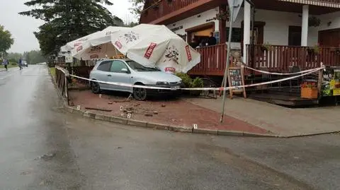 Wjechał w ogródek restauracyjny, w którym siedzieli turyści