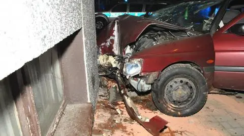 Sanok. Pijana 19-latka uciekała przed policją, wjechała w mur