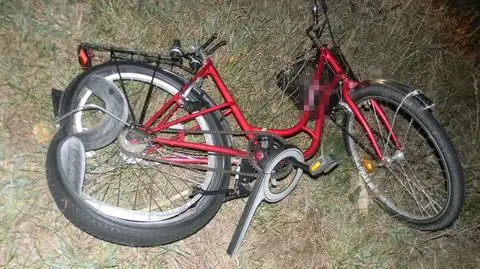Potrącony rowerzysta umierał na poboczu. Pijany kierowca busa uciekł