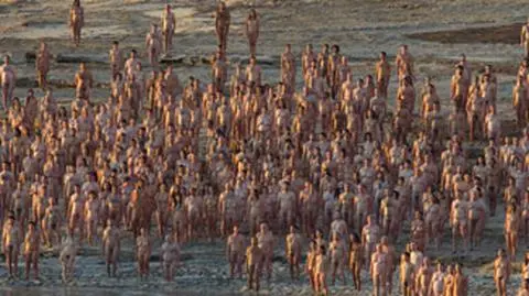 Tysiąc nagusów w kąpieli nad Morzem Martwym