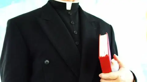 Skandal pedofilski w Kościele. Biskupi rezygnują