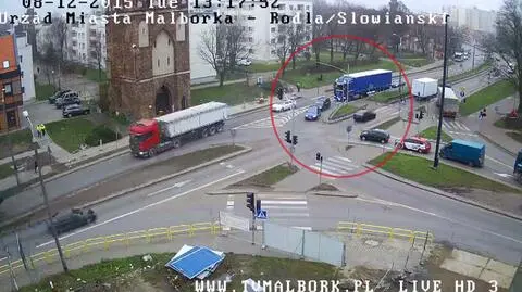 Kobieta przechodziła przez przejście dla pieszych 