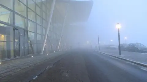 Opóźnienia na wrocławskim lotnisku. 
Loty odwołane z powodu mgły
