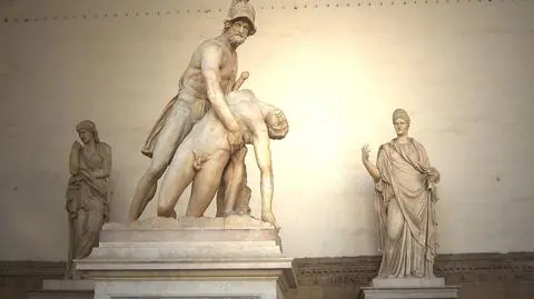 Chłopiec kamieniem rysował po postumencie rzeźby Menelaosa i Patroklesa