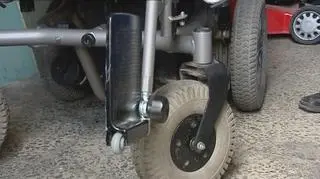 31.03 | Jak poinformował asp. Kamil Rynkiewicz z biura prasowego Komendy Wojewódzkiej Policji we Wrocławiu, do kradzieży doszło 29 marca ok. godz. 1 w nocy. - Do zdarzenia doszło, gdy mężczyzna pozostawił wózek przed jednym z klubów. Wychodząc z lokalu stwierdził, że wózek o wartości ponad 15 tysięcy złotych został skradziony - powiedział. (TVN24)