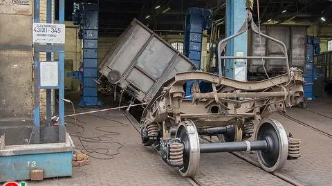 Remontowany wagon osunął się z podnośnika i przygniótł mężczyznę