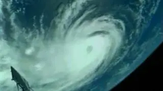 Hawaje zaatakował huragan Flossie. Meteorolodzy twierdzą, że wiatr wieje z prędkością nawet 170 kilometrów na godzinę, ale raporty z wysp mówią nawet o 260 kilometrach na godzinę. Morskie fale osiągają 10 metrów wysokości. (APTN)