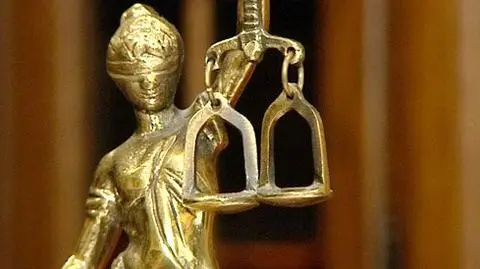 Łapówki za utrudnienia śledztwa? Wśród oskarżonych były adwokat i prokurator. Dołączyli do Lwa R.