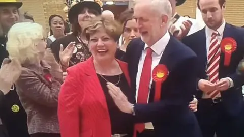 Jeremy Corbyn i wpadka z przybiciem piątki
