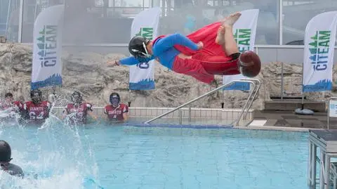 Skok i plusk! Superman w wodzie