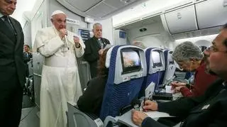 Papież tradycyjnie spotkał się z dziennikarzami na pokładzie swojego samolotu