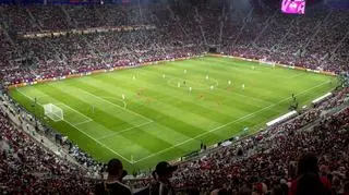 Kibice już zajmują miejsca na stadionie