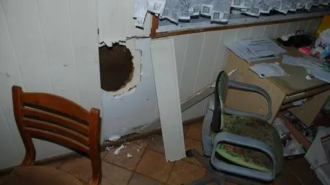 Wybił dziurę w ścianie, schował się w zamrażarce. Zatrzymali go policjanci