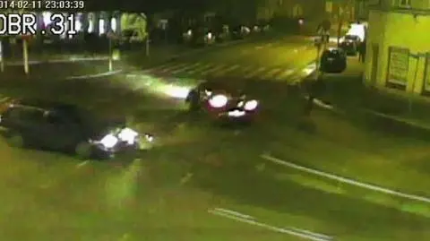 Kolizja w oku kamery. Samochód o mało nie stratował pieszego